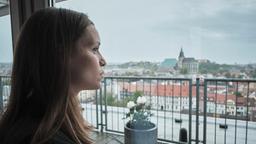 Kriminalpsychologin Annett Schuster (Kristin Suckow) ist aus den USA zurückgekehrt und blickt aus dem Fenster ihrer Erfurter Wohnung.