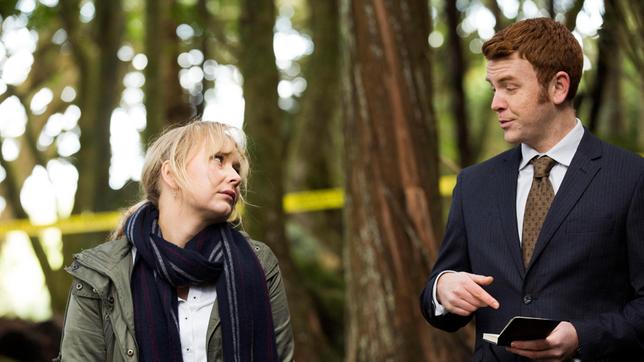 Bild: ARD Degeto Kristin Sims (Fern Sutherland, li.) und Breen (Nic Simpson) unterstützen Shepherd bei dem Fall.