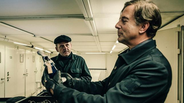 Kunstdetektiv von Allmen (Heino Ferch) und sein Butler Carlos (Samuel Finzi) klauen eine kostbare Porzellansammlung.
