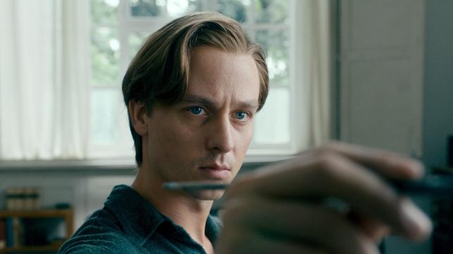 Kurt Barnert (Tom Schilling) geht mit Ellie (Paula Beer) nach Westen.