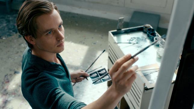 Bild: ARD Degeto Kurt Barnert (Tom Schilling) studiert Malerei.