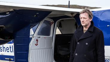 Bild: ARD Degeto/ITV Studios/BBC Scotland/Neil Davidson Kurz bevor der Verkehr zwischen den Inseln eingestellt wird erreicht DI Jimma Perez (Douglas Henshall) seine Heimat Fair Isle.