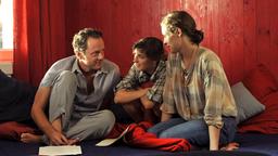 Kussforscher Dr. Fred Hintermeier (Peter Knaack) stellt im roten Kuschelzimmer mit Luzie (Katharina Lorenz, re.) und deren Freundin Sibil (Seyneb Saleh) Liebesexperimente an.