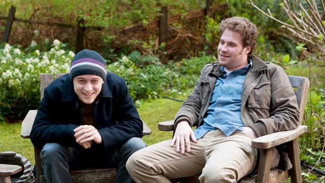 Kyle (Seth Rogen) begleitet seinen Freund Adam (Joseph Gordon-Levitt) zu einem Treffen mit anderen Krebspatienten.