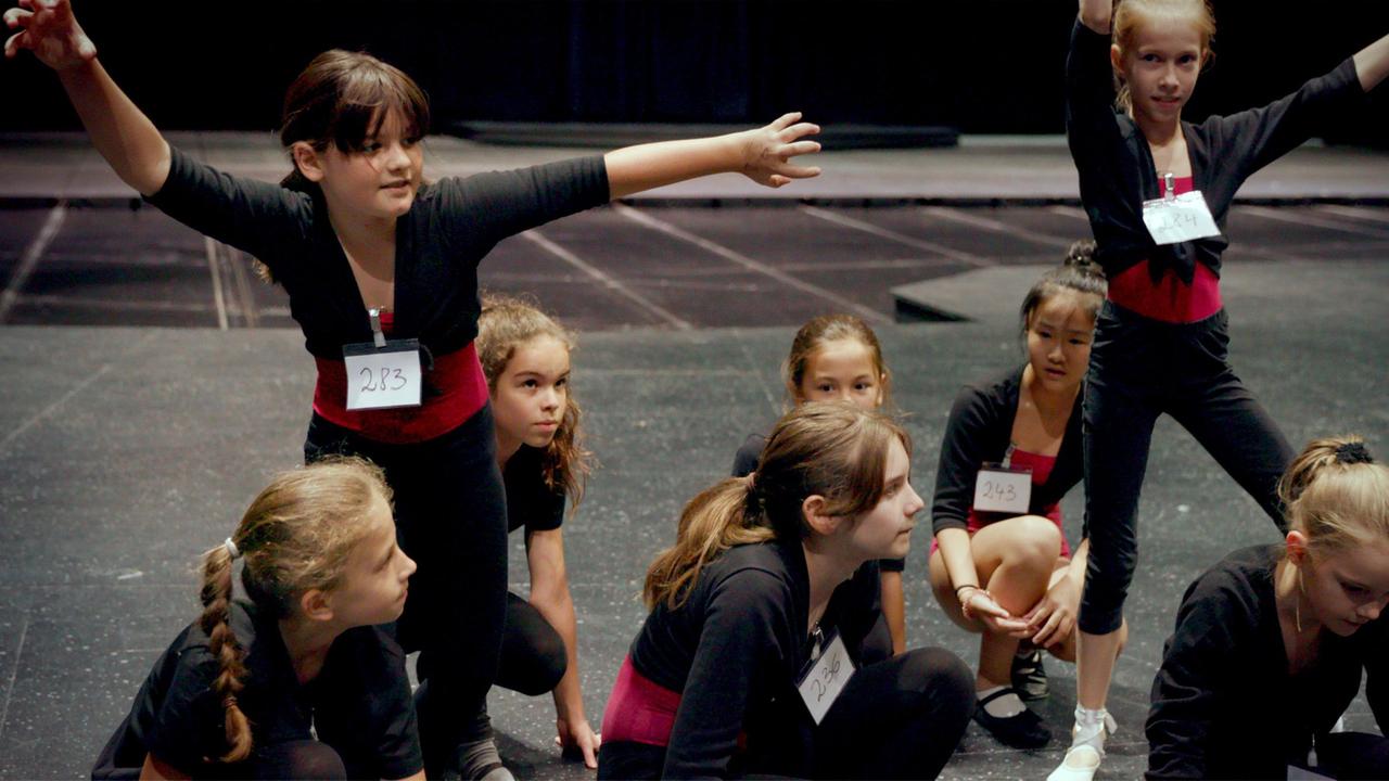 „Lampenfieber“ erzählt von Kindern und Jugendlichen, die auf die Bühne wollen. Sie proben für den großen Auftritt. Sie wollen mitspielen bei einem Musical. Es ist ein langer Weg dorthin. Werden Nick, Maya, Alex, Oscar und Luna es schaffen? Ein Film über das Abenteuer „Erwachsenwerden“ und über junge Menschen, die in ihrer Rolle wachsen. Ein Coming-of-Age-Film für die ganze Familie. - Luna bei den Bühnenproben im Friedrichstadt-Palast.