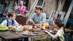Landidylle pur: Vater Martin (Hans Löw), Mutter Karla (Katharina Schüttler), Sohn Mats (Arne Wichert) und Tochter Finja (Lili Ray) beim Frühstück.