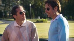 Larry (Gary Cole, li.) eifert seinem erfolgreichen Nachbar Steve (David Duchovny, re.) nach.