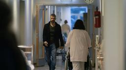 Lars (Nicolai Cleve Broch) besucht Gregers im Krankenhaus