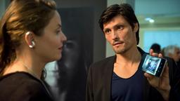 Laszlo Turin (Stipe Erzeg) lernt Silvia (Patricia Aulitzky) bei ihrer Vernissage kennen. Er zeigt ihr auf seinem Handy das Foto eines Gemäldes, das ihm im Hotel aufgefallen ist.
