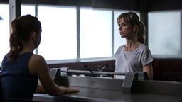 Leah (Katherine Kelly) will der Feindschaft von Rose (Molly Windsor, li.) auf den Grund gehen.