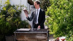 Leander Lost (Jan Krauter) greift zur besseren Verständigung auf das „Kompendium der sinnlosen Sätze“ zurück.