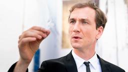 Leander Lost (Jan Krauter) träumt von schwebenden Federn.