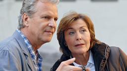 Lehrerin Petra Winter (Thekla Carola Wied) und Hausmeister Christian Brenner (Peter Sattmann) ziehen endlich an einem Strang.