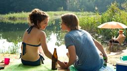 Lena (Paula Beer) flirtet mit Ben (Sven Gielnik).