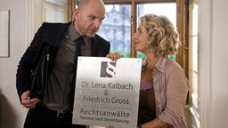 Lena (Michaela May) und Friedrich (Götz Schubert) eröffnen gemeinsam eine Kanzlei.