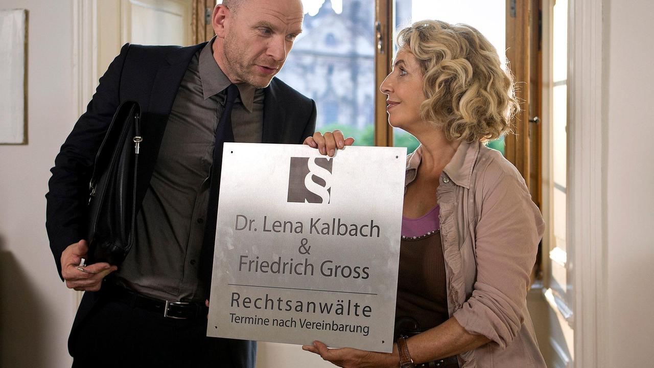 Lena (Michaela May) und Friedrich (Götz Schubert) eröffnen gemeinsam eine Kanzlei.