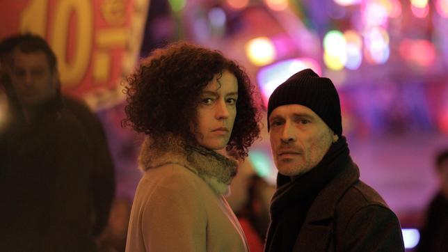 Bild: WDR/Pandora Film Lena (Maria Schrader) und Tore (Johannes Krisch) gehen auf die Kirmes.