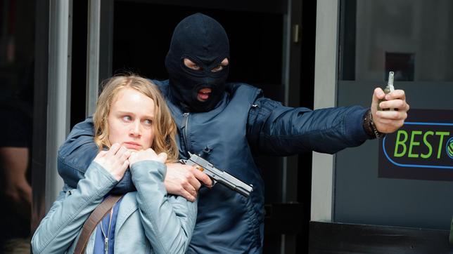 Bild: SWR/Polyphon Leni Herold (Anke Retzlaff) war während eines Überfalls im Wettbüro und wurde von einem der Gangster (Rick Okon) als Geisel genommen.