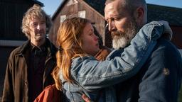 Lennart (Lars Brygmann, li.) glaubt, dem Witwer Markus (Mads Mikkelsen) und dessen Tochter Mathilde (Andrea Heick Gadeberg) etwas mitteilen zu müssen.