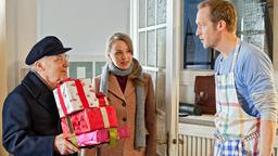 Leo (Stephan Kampwirth) freut sich, dass Marion (Katja Danowski) seinen Opa Friedrich (Edgar Bessen) abgeholt hat.