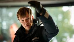 Leon Pawlak (Sebastian Hülk) erkennt am Tatort einen Anhänger wieder.