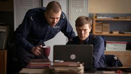 Leon Pawlak (Sebastian Hülk, re.) ermittelt mit seinem Kollegen Tymon (Jakub Sierenberg, li.).