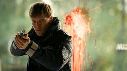 Leon Pawlak (Sebastian Hülk) ist allein am Tatort.