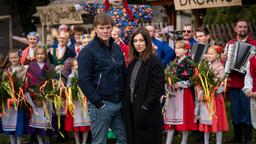 Leon Pawlak (Sebastian Hülk, li.) und Dr. Viktoria Wex (Claudia Eisinger, re.) auf dem Marzanna-Fest.