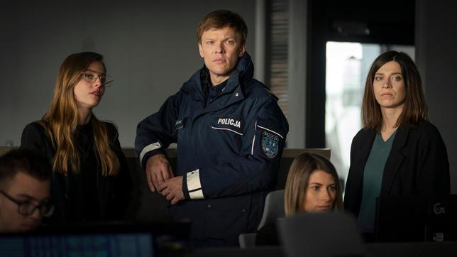 Leon Pawlak (Sebastian Hülk, Mitte) und Dr. Viktoria Wex (Claudia Eisinger, re.) lassen sich von Mitarbeiterin Kaja (Paula Kroh, li.) die Firma zeigen.