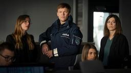 Leon Pawlak (Sebastian Hülk, Mitte) und Dr. Viktoria Wex (Claudia Eisinger, re.) lassen sich von Mitarbeiterin Kaja (Paula Kroh, li.) die Firma zeigen.