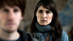 Leon (Christoph Gawenda) und Helen (Charlotte Munck) im verlassenen Gebäude.