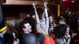 Leonard (Joaquin Phoenix, Mitte) amüsiert sich mit Michelle (Gwyneth Paltrow) in der Disco.