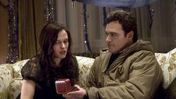 Leonard (Joaquin Phoenix) macht Sandra (Vinessa Shaw) einen Antrag.