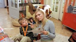 Leonie (Johanna Christine Gehlen) und ihr Sohn Valentin (Jonas Lovis) begutachten die Briefe der Bewerber.