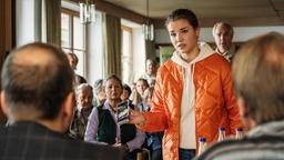 Leonie (Carolin Garnier) weiß, wie sie das Campingplatz-Großprojekt stoppen kann.