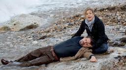 Leslie (Marie Bäumer) versucht, den schwer verletzten Dave (Fritz Karl) zu retten.