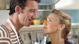 Liebe geht durch den Magen: Frank (Heio von Stetten) hat für Marlene (Tina Ruland) gekocht, und nun verstehen sie sich blendend.