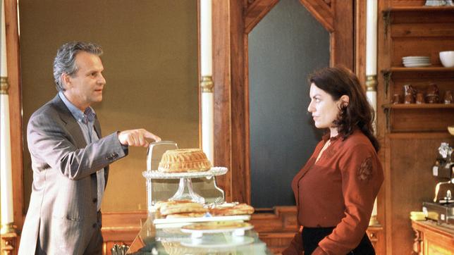 Liebe geht durch den Magen: Laurens (Peter Sattmann) besucht Lena (Christine Neubauer) in ihrer Bäckerei.