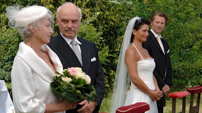 Bild: ARD Degeto/Bitta Krehl Liebe ist das schönste Geschenk: Doppelhochzeit für Heinrich und Johanna, Peter und Stella.