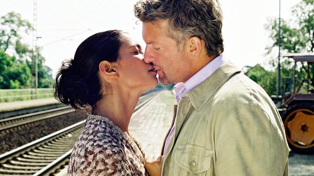 Bild: ARD Degeto/Katrin Knoke Liebe ist die beste Medizin: Dr. Peter Haller (Dominic Raacke) und seine neue Freundin Stella Gandolfi (Sandra Speichert).