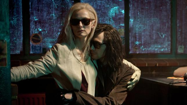 Bild: ARD Degeto/ Liebende seit hunderten von Jahren: Die Vampire Adam (Tom Hiddleston) und Eve (Tilda Swinton).