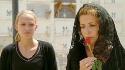 Lili (Ganeshi Becks. li) und ihre Mutter Hanna (Michaela May, re) bei der Trauerfeier für ihren Vater bzw. Mann Walter.