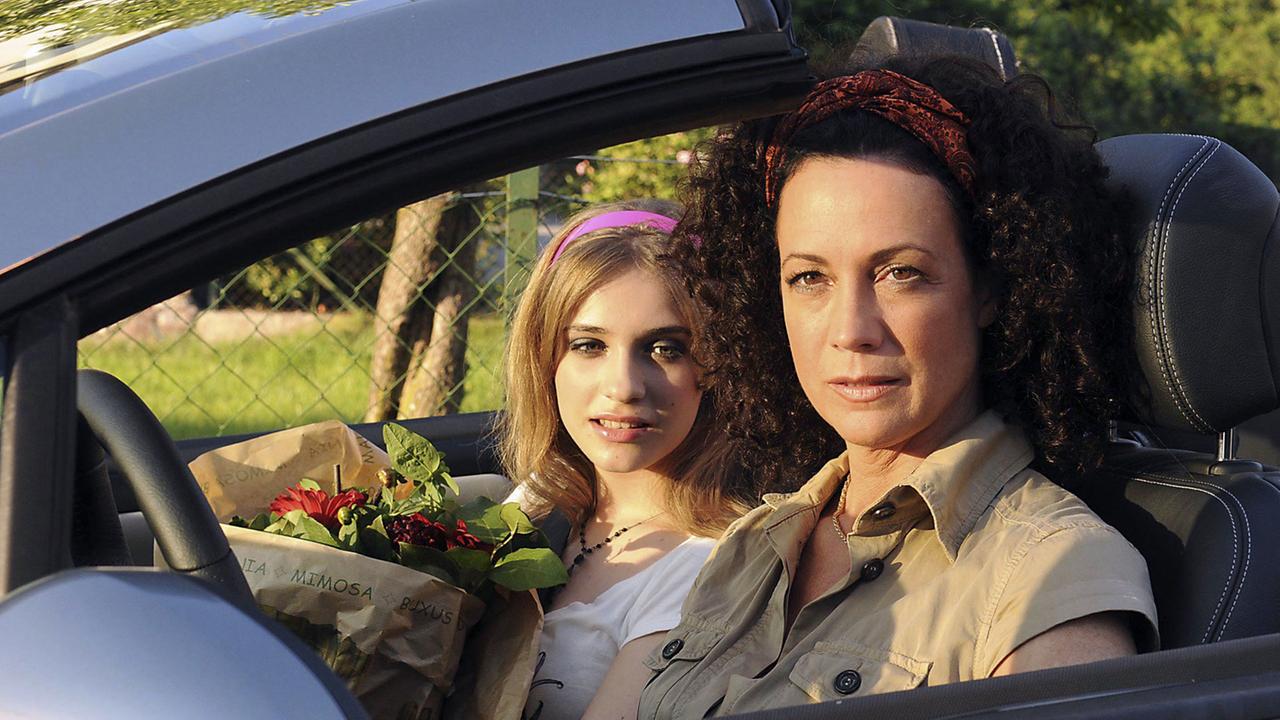 Katja (Barbara Wussow) und ihre Tochter Melanie (Ella Risin) 