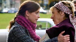 Lina (Julia Brendler) sorgt sich um ihre Mutter Ada (Gabriele Dossi), die nicht mehr ganz so selbständig ist, wie sie sich gibt.