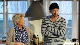 Lina (Brigitte Janner) versucht, ihrem dickköpfigen Sohn Jan (Jochen Horst) ins Gewissen zu reden.