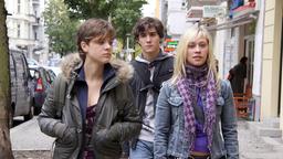 Linda (Liv Lisa Fries, li.) macht mit ihren Freunden Josch (Francois Goeske) und Kati (Sina Tkotsch) die Gegend unsicher.
