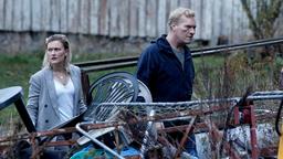 Line (Thea Green Lundberg) will ihrem Vater (Sven Nordin) helfen.