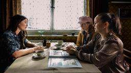 Lisa (Anna Fischer) bespricht mit Vanessa Löble (Karolina Horster) und Sara Löble (Katja Bürkle) die Beerdigungsmodalitäten für ihren toten Mann und Bruder.