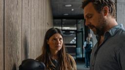 Lisa (Anna Fischer) ist sauer, dass Thomas (Christoph Letkowski) ihr nicht glaubt, wenn sie ihm versichert, dass ihr Jugendfreund keine Schuld am Tod seiner Freunde trägt.