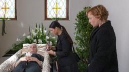 Lisa (Anna Fischer) trifft letzte Vorbereitungen für die Beerdigung von Ilse Wertbacher (Luise Deschauer), die Oma ihrer Freundin Anna (Caroline Junghanns, re.).